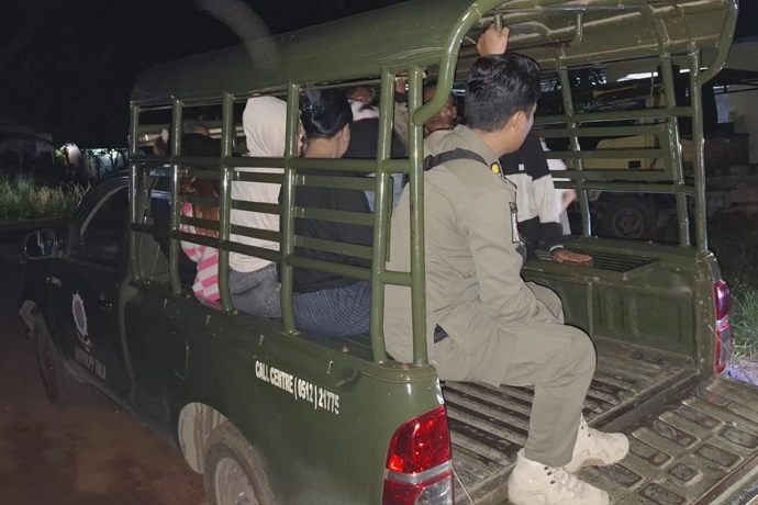 Personel Satpol PP dan Damkar Tanah Laut (Tala) melakukan pengamanan sejumlah pasangan bukan muhrim di salah satu rumah kos di Pelaihari.