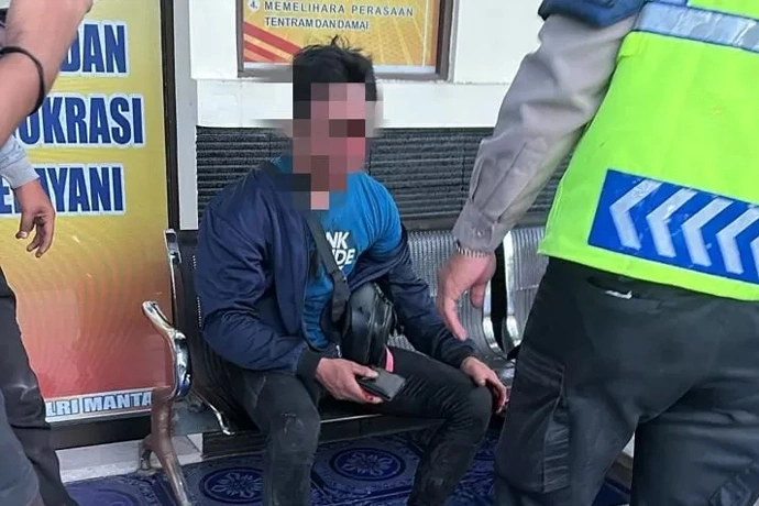 Pria yang diduga pencuri motor diamankan warga. (Prastya untuk Radar Banjarmasin)