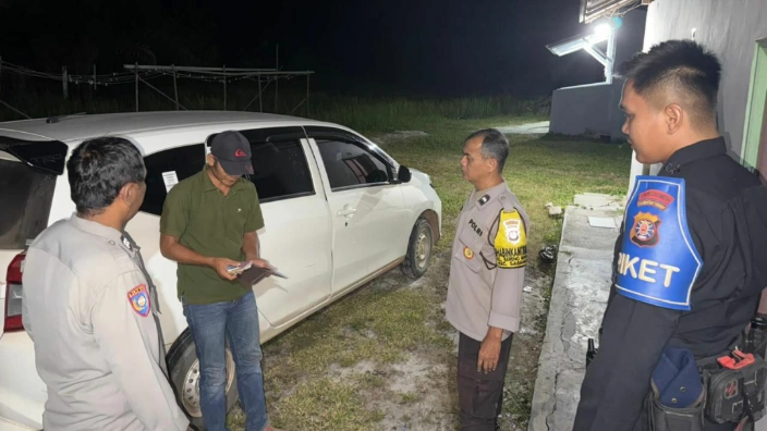 Polisi saat menindaklanjuti laporan warga seorang pria yang mengamuk di Jalan Lintas Mahir Mahar, Kelurahan Kereng Bangkirai, Kecamatan Sabangau, Kamis (15/1). (Humas Polresta)