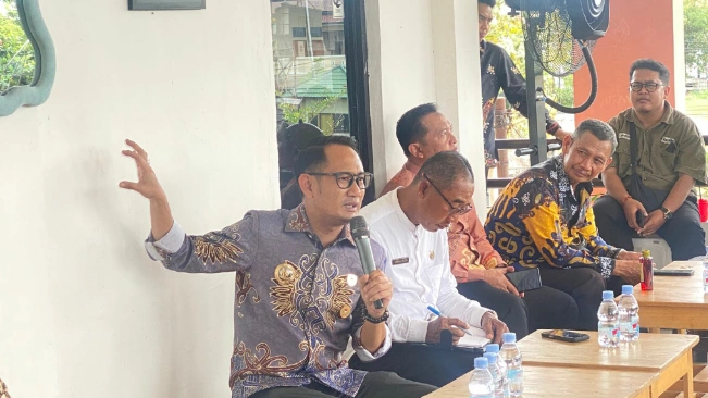 Wali Kota Palangka Raya Fairid Naparin berdialog dengan pedagang, pelaku usaha, dan content creator saat audiensi di Pasar Datah Manuah, Jalan Yos Sudarso, Kamis (15/1), membahas strategi penguatan ekonomi dan upaya meramaikan kawasan pasar. (Anandri/Prokalteng.co)