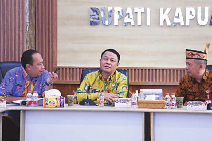 Sekda Kapuas Usis I Sangkai saat memimpin Rapat Koordinasi dan Sinkronisasi terkait pembangunan Program Prioritas Nasional 3 Juta Rumah untuk MBR di Ruang Rapat Bupati Kapuas, Kamis (151).