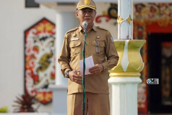 Sekda Mura Sarwo Mintarjo saat memberikan arahan dalam apel gabungan.