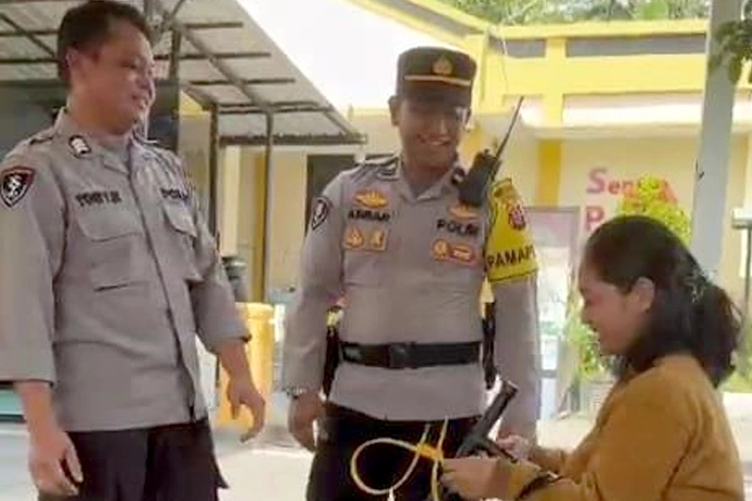 Seorang ibu hamil asal Sampit saat mendatangi Mapolresta Palangka Raya, Kamis (221). (ist)