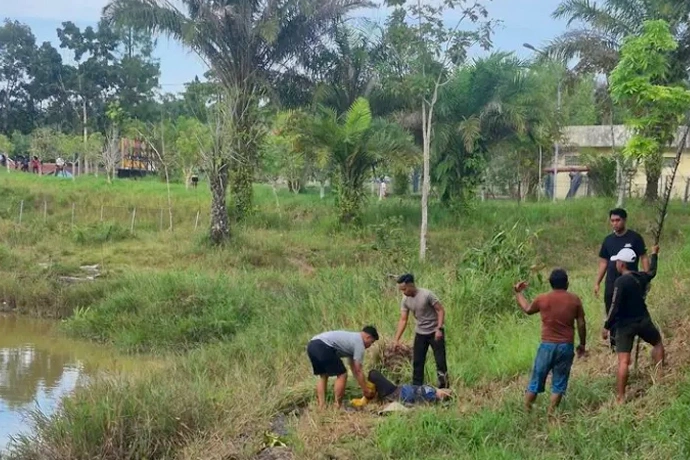 Seorang ibu paruh baya di Tarakan diserang buaya sepanjang 3 meter di Waduk Persemaian, Karang Harapan, pada Senin sore (191),(Tribatanews Polri)