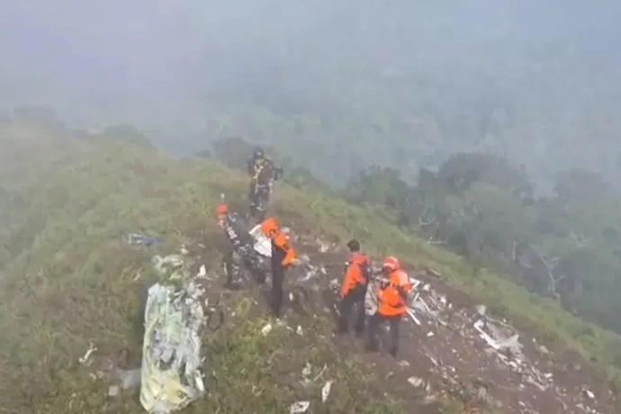Serpihan pesawat ATR 42-500 ditemukan Tim Basarnas Gabungan di lereng puncak Gunung Bulusaraung, Kabupaten Pangkep, Sulawesi Selatan. (Basarnas)