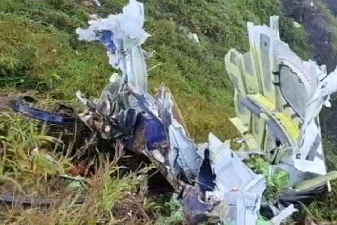 Serpihan pesawat yang jatuh di Gunung Bulusaraung