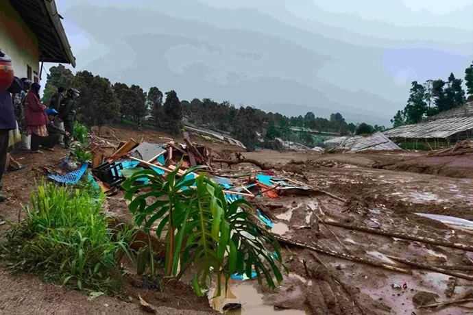 Suasana timbunan longsor Kampung Pasir Kuning, RW 10 dan RW 11, Desa Pasirlangu, Kecamatan Cisarua, Kabupaten Bandung Barat (KBB), Sabtu (2412026). (Radar Bandung JPG)