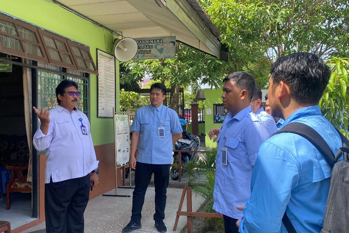 Tim Badan Gizi Nasional (BGN) Pusat meninjau langsung pelaksanaan Program Makan Bergizi Gratis (MBG) di SDN 6 Palangka Raya, Rabu (211). (ist)