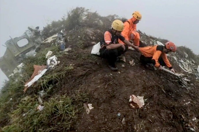 Tim SAR saat mengevakuasi serpihan pesawat yang ditemukan di Gunung Bulusaraung. (ISTIMEWA)