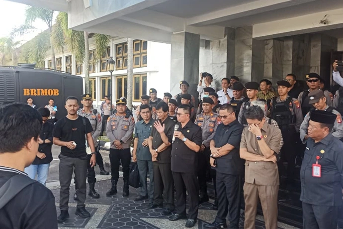 Wakil Ketua III DPRD Kalteng, Junaidi bersama anggota dewan lainnya saat menemui massa aksi demontrasi, Rabu (141). (Foto HeriProkalteng.co)