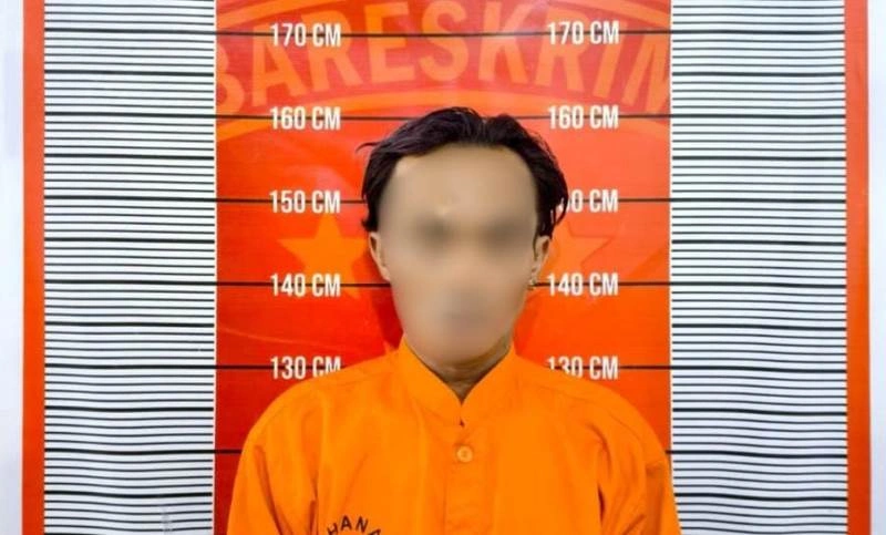 Pelaku penganiayaan berinisial MAR (44) saat diamankan polisi di Mapolsek Pagandut, Kota Palangka Raya pada pada Minggu (18/1). (ist)
