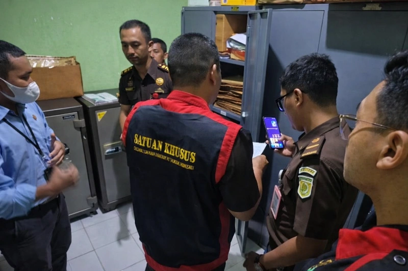 Tim Penyidik Kejaksaan Negeri Lamandau saat melakukan penggeledahan di Kantor Pusat PT BPR Sampuraga Cemerlang dan Kantor Kas Sematu Jaya, Kabupaten Lamandau, baru-baru ini. (FOTO: HUMAS)