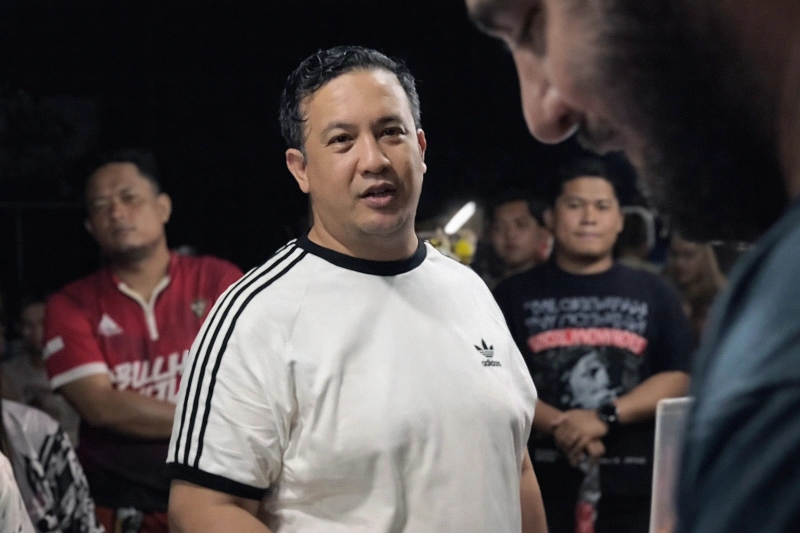 Bupati Lamandau, Rizky Aditya Putra meninjau Bazar Lamandau di alun-alun Nanga Bulik, Kabupaten Lamandau, Rabu malam (11/2). (FOTO: BIB/PROKALTENG.CO)