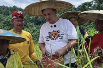 Bupati Lamandau, Rizky Aditya Putra, saat mengikuti panen padi di Desa Benakitan, Kecamatan Batang Kawa, Kabupaten Lamandau, baru-baru ini. (FOTO: IST)