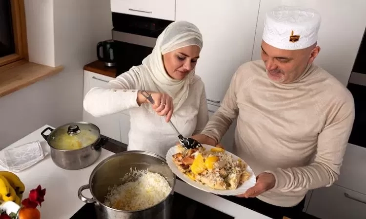 Ilustrasi memasak dan memberi makan orang yang berpuasa. (freepik)