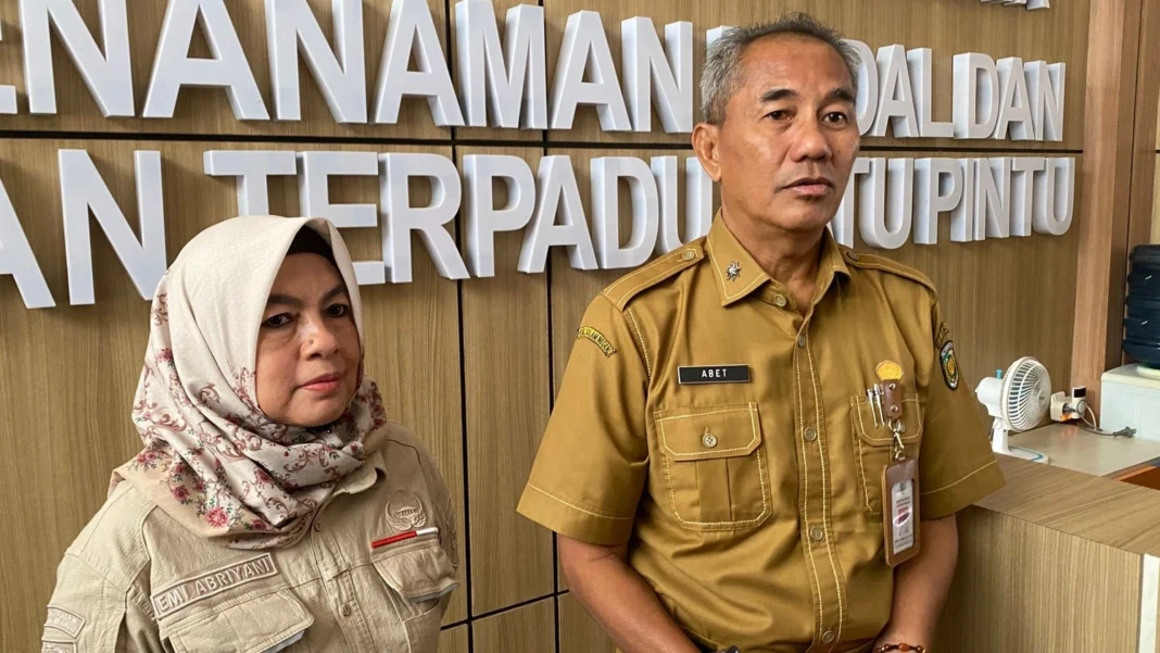 Kepala Bapenda Kota Palangka Raya, Emi Abriani dan Sekda Kota Palangka Raya, Arbert Tombak. (Anandri/Prokalteng.co)