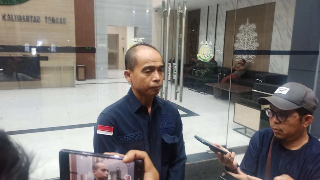 Asintel Kejati Kalteng Hendri Hanafi saat diwawancarai awak media di Gedung Kejati Kalteng, Rabu (4/2/2026) malam. (FOTO: Heri/Prokalteng)