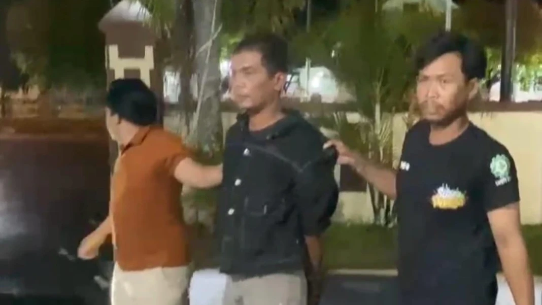 Seorang pria berinsial AG (39) saat digiring warga ke Polsek Pahandut, Kota Palangka Raya pada Jumat (6/2). (ist)