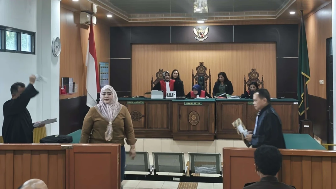 Sidang Terdakwa kasus dugaan pelanggaran UU ITE, Zheze Galuh alias Ernawati di Pengadilan Negeri Palangka Raya, Rabu (11/2). (ist)