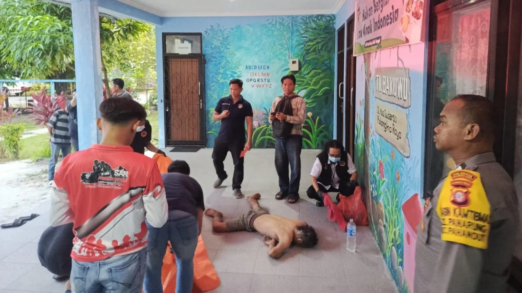 Jenazah seorang pria di teras TK Bakuwu, Jalan Yos Sudarso, Palangka Raya, Rabu (11/2). (ERP untuk Prokalteng.co)