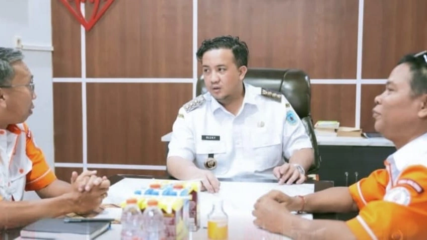 Bupati Lamandau Rizky Aditya Putra menerima kunjungan pengurus ORARI Lokal Lamandau di ruang kerjanya, baru-baru ini. (FOTO: HUMAS)