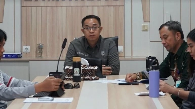 Asisten Pemerintahan dan Kesra Setda Lamandau, Triadi, mengikuti Rapat Koordinasi Monitoring Pelaksanaan Gerakan Indonesia ASRI bersama Ditjen Otda Kemendagri RI secara virtual di Ruang Rapat Bupati Lamandau, baru-baru ini. (FOTO: HUMAS)