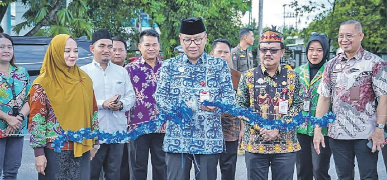 leonard saat membuka pasar ramadan