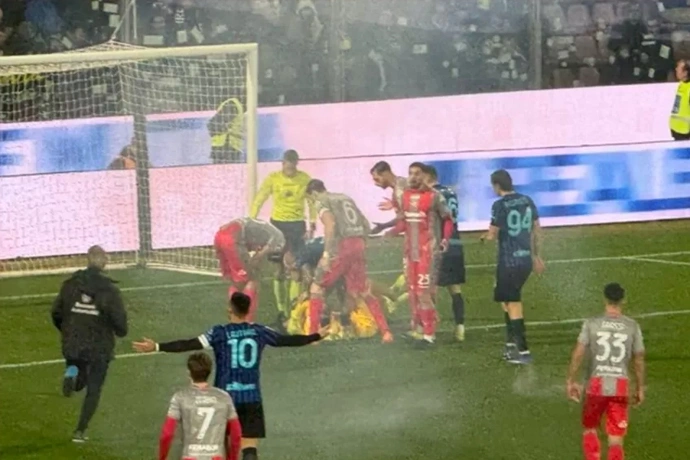 mil Audero terjadi akibat lemparan flare. (Football Italia)