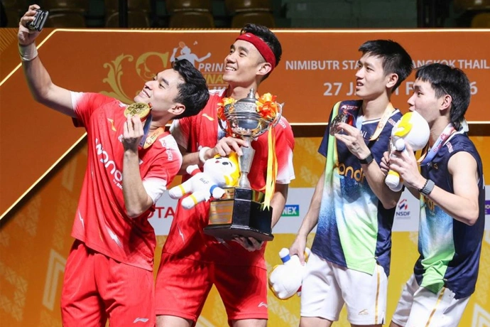 Pasangan Leo Rolly CarnandoBagas Maulana foto bersama pasangan Raymond IndraNikolaus Joaquin - PBSI