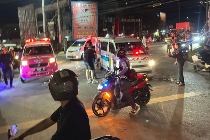 Petugas gabungan mengevakuasi korban dari lokasi kejadian untuk dibawa ke rumah sakit.