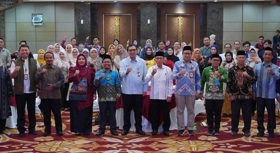 Peserta dan panitia berfoto bersama usai TOT SIAPIK yang digelar Bank Indonesia Kalteng di Palangka Raya, 12–13 Februari 2026. Sebanyak 50 trainer disiapkan untuk mendampingi UMKM dalam pencatatan laporan keuangan.