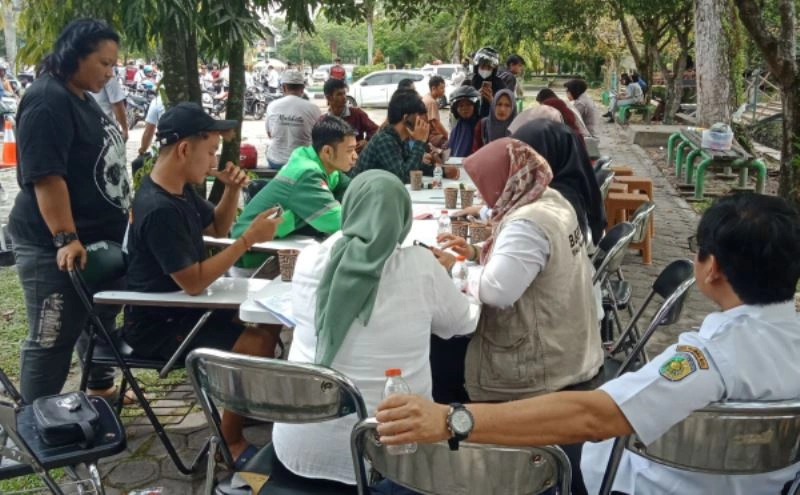 Kegiatan operasi gabungan penertiban pajak kendaraan bermotor di Jalan Yos Sudarso, Rabu (11/2). (Bapenda Kota Palangka Raya untuk Prokalteng.co)