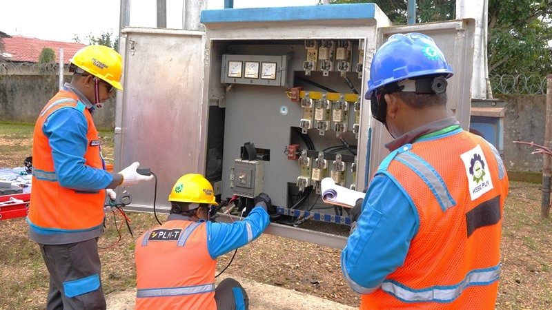 Konsistensi dalam menerapkan standar operasional prosedur dan keselamatan kerja menjadi kunci utama dalam menjaga keandalan sistem kelistrikan
