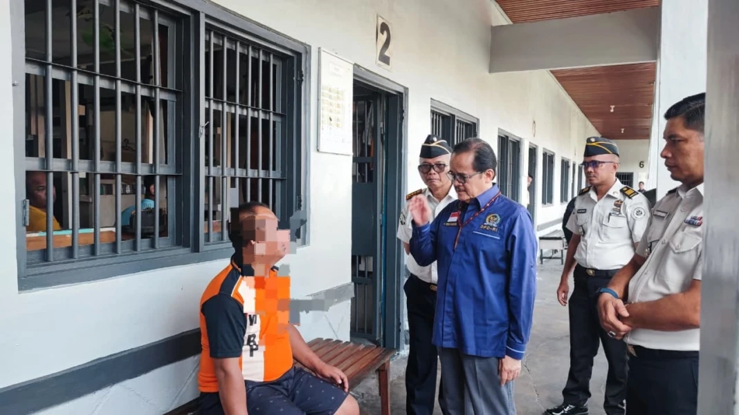 Kepala Lapas Narkotika Kasongan Batara Hutasoit, ketika mendampingi kunjungan kerja dari Dewan Perwakilan Daerah Republik Indonesia (DPD RI) Daerah Pemilihan Kalteng Agustin Teras Narang ke Lapas Narkotika Kasongan, Kamis (26/2).