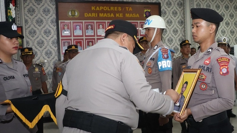 16_Polisi DIpecat