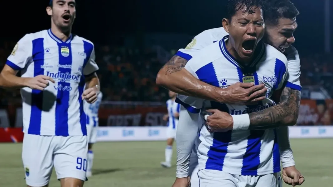 adam-alis-merayakan-gol-pembuka-persib-bandung-saat-menghadapi-borneo-fc-samarinda-di-stadion-segiri-minggu-1532026-persib-pxF8D