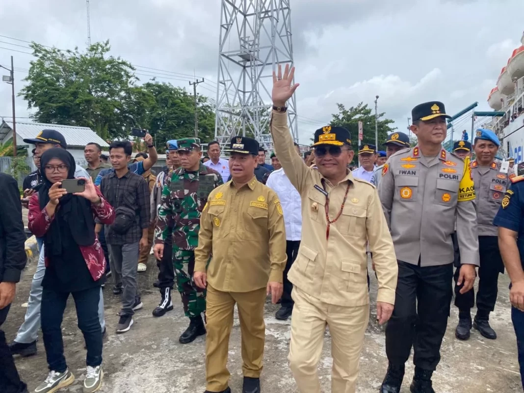 Agustiar-dan-jajaran-tinjau-pelabuhan-sampit-2515939717