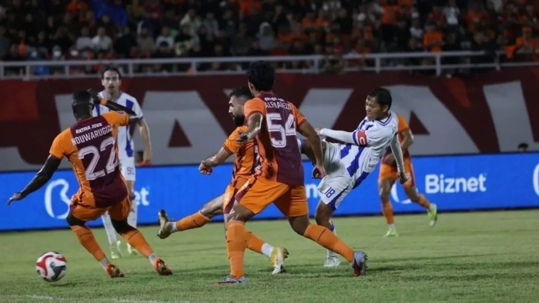 aksi-adam-alis-saat-lawan-borneo-fc-di-super-league-indonesia-20252026-dok-persib-Lj7Fo