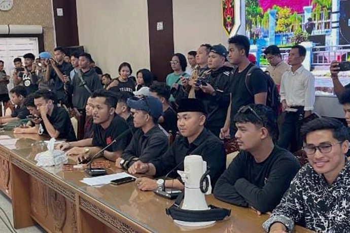 Aliansi Aksi Reformasi Polri (AROMI) Kalteng, dalam Audiensi di Ruang Rapat DPRD Provinsi Kalteng. Senin (23). (Foto Instagram)