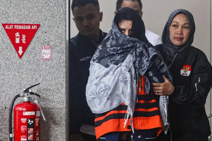 Bupati Pekalongan Fadia Arafiq menggunakan rompi tahanan KPK di Gedung Merah Putih KPK, Jakarta, Rabu (432026). (Salman Toyibi Jawa Pos)