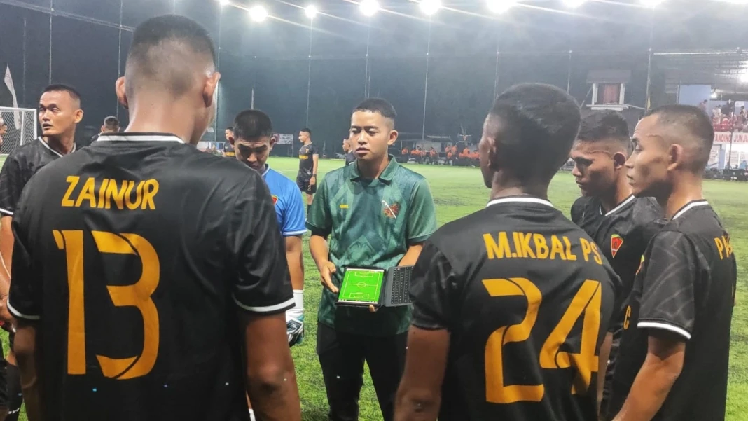 Pemain Tarung FC menerima instruksi pelatih jelang babak kedua pada laga Gubernur Ramadhan Cup All Star Jilid V di Lapangan Sylva Minisoccer, Kota Palangka Raya, Kalimantan Tengah, Selasa (3/3/2026). (Jefrie/Prokalteng.co)