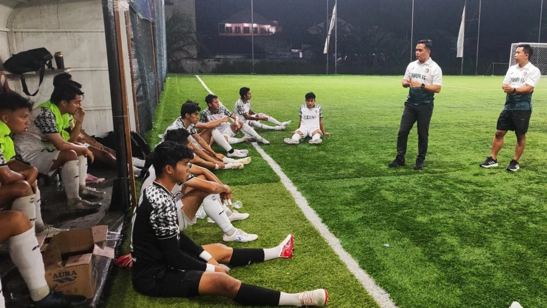 Pemain Trikora FC menerima instruksi dari pelatih saat jeda babak dalam laga melawan Tarung FC pada Gubernur Ramadhan Cup All Star Jilid V 2026 di Lapangan Sylva Minisoccer, Kota Palangka Raya, Kamis (5/3/2026). (Jefrie/Prokalteng.co)