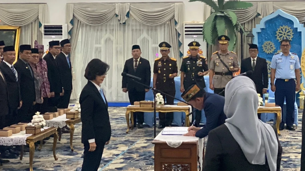 Pelantikan Linae Victoria Aden sebagai Pj Sekda Provinsi Kalteng oleh Gubernur Kalteng H. Agustiar Sabran di Rumah Jabatan Gubernur Kalteng, Selasa malam (31/3/2026). (Anandri/Prokalteng.co)