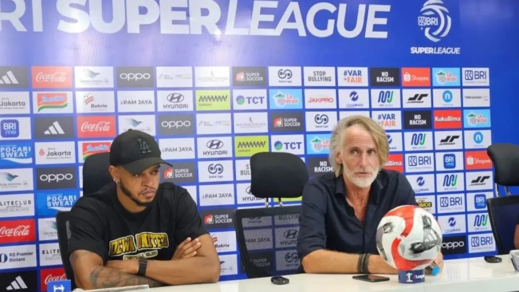 penyerang-dewa-united-alex-martins-kiri-dan-pelatih-jan-olde-riekerink-rauf-adipatiantara-abXgm