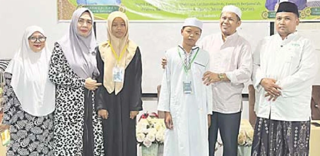 Orang tua dari murid SD Negeri 3 Petuk Ketimpun menitipkan anak ke pesantren kilat di Pondok Pesantren Al-Akbar, Senin (2/3).