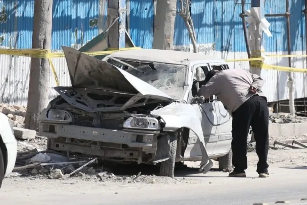 Seorang pria memeriksa kendaraan yang rusak akibat serangan AS-Israel di Teheran, Iran, 4 Maret 2026.