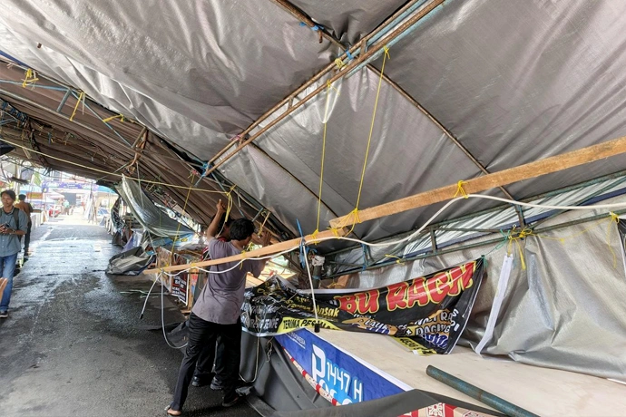 Tenda Pasar roboh