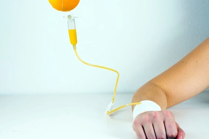 Vitamin C bisa meningkatkan sistem imun pasien.