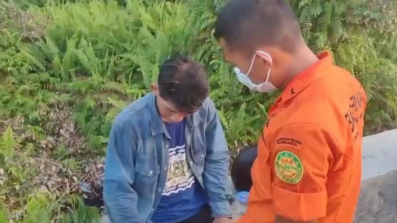 Tersesat di Hutan Saat Survei Lahan, Sutris Ditemukan Selamat dalam 6 Jam Pencarian Tim SAR