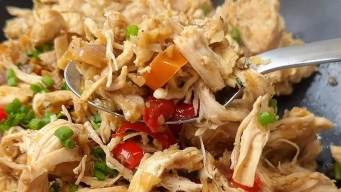 Ayam Suwir Bawang Terasi: Gurih, Pedas, dan Bikin Nambah Terus